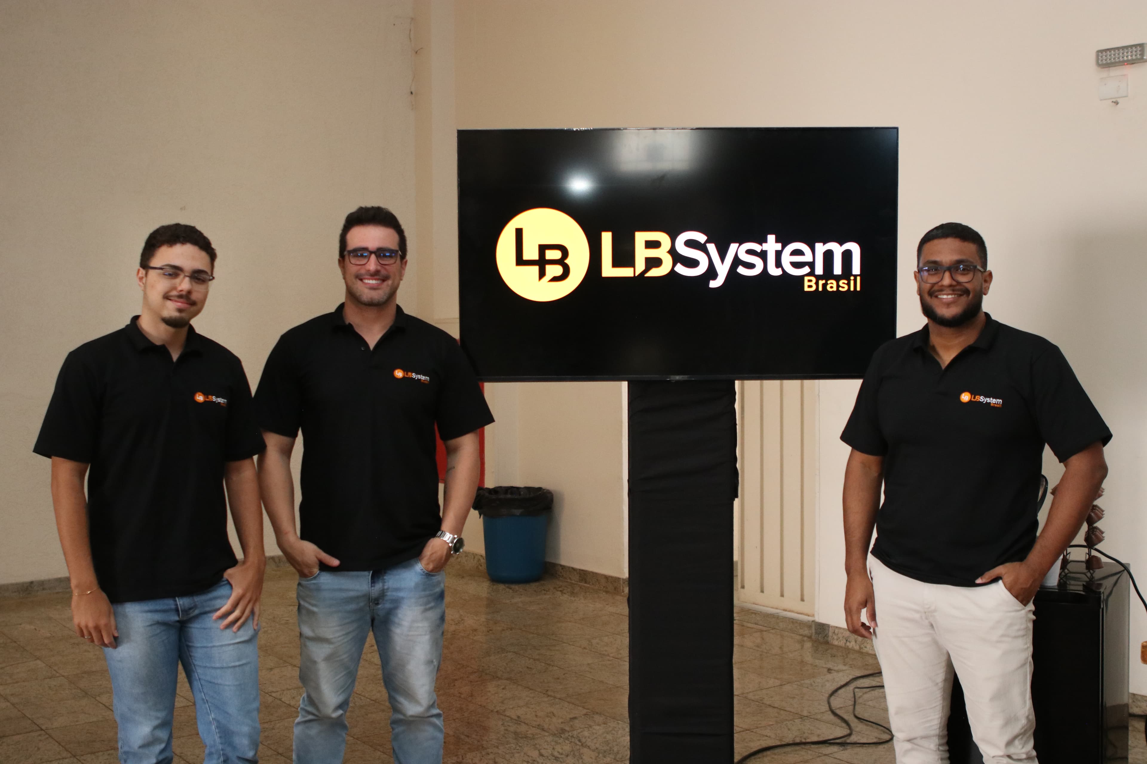 Equipe da LBSystem em registro durante o evento