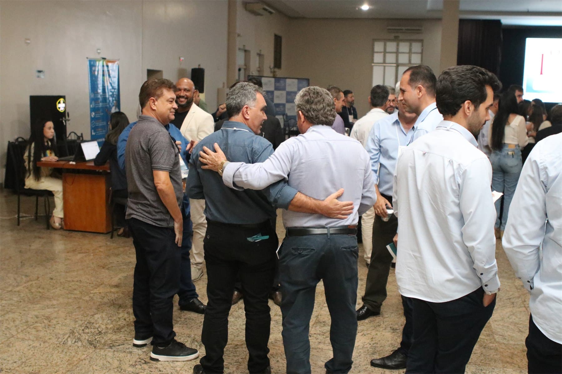 Participantes em momento de networking durante o evento