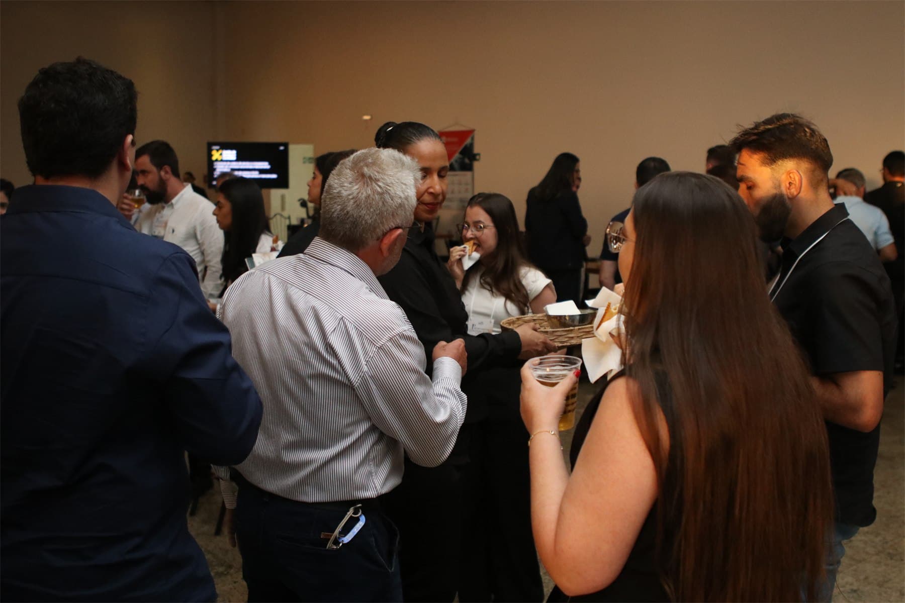 Participantes em networking durante o evento