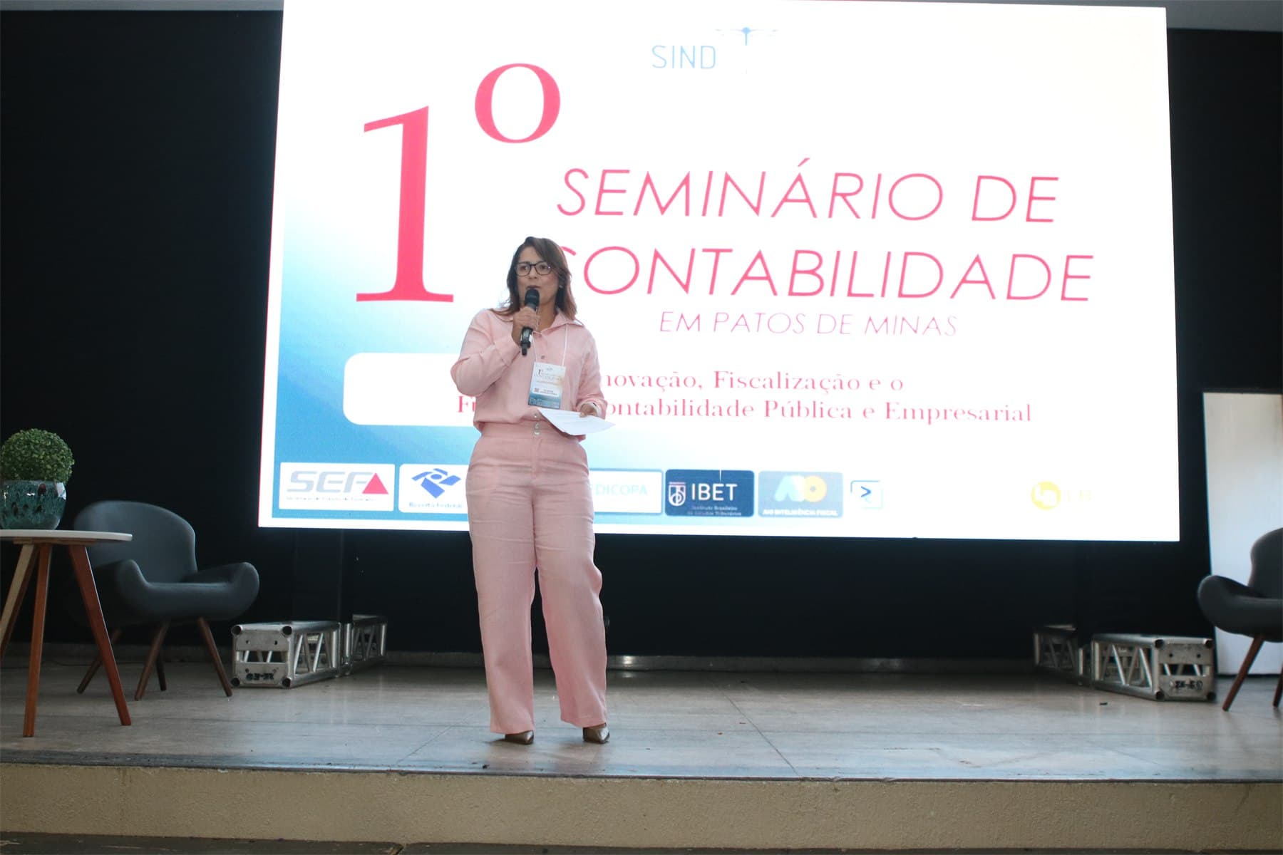 Palestrante apresentando no palco do evento